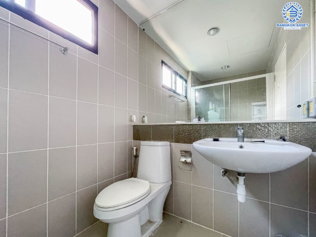 *****ทาวน์โฮมมือสองย่านนนทบุรี ม.บ้านกลางเมือง รัตนาธิเบศร์ เนื้อที่ 18.1 ตร.ว. ฟังก์ชันจัดเต็ม 3 ห้องนอน 3 ห้องน้ำ 2 ที่จอดรถ บ้านสภาพดี ไม่เคยเข้าอยู่ บนทำเลแห่งการเดินทาง เพียง 5 นาทีก็ถึงรถไฟฟ้าสายสีม่วง "สถานีบางกระสอ" ใกล้เซ็นทรัล รัตนาธิเบศร์ และทางด่วน "ศรีรัช"